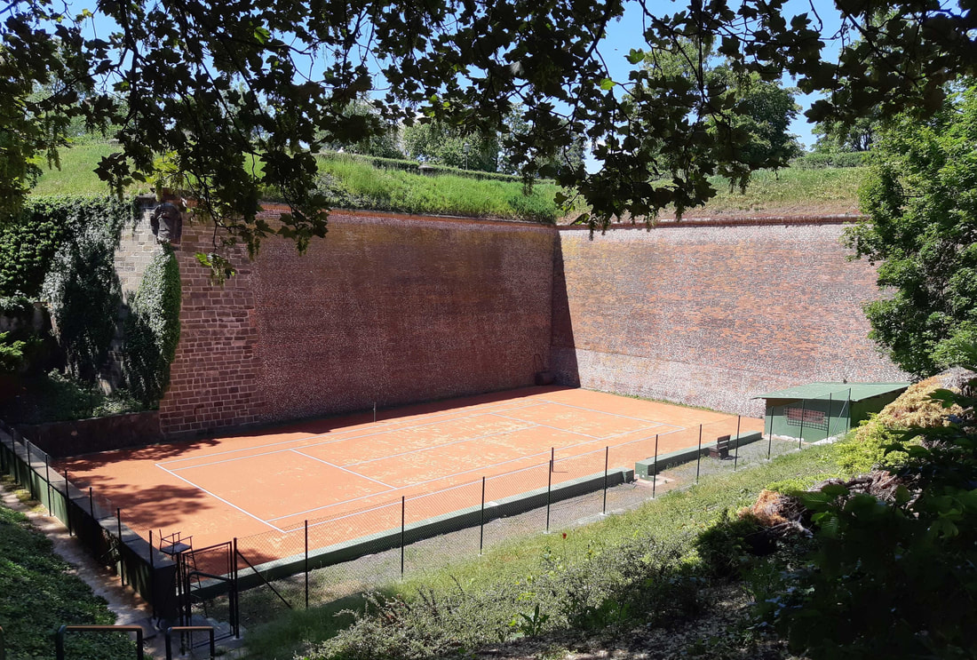 Tennis courts in the Vysehrad walls. Image by author.